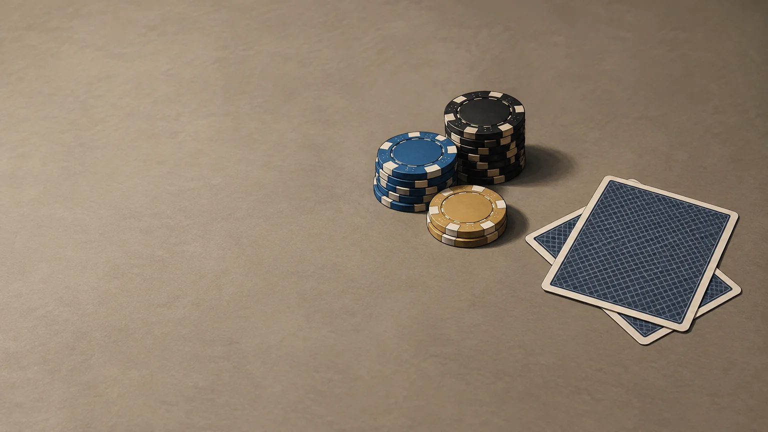 Jetons de poker et cartes face cachée sur une table neutre
