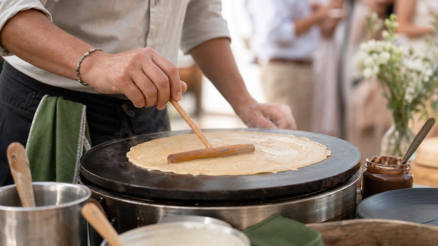 Préparation d’une crêpe à la minute pendant une réception