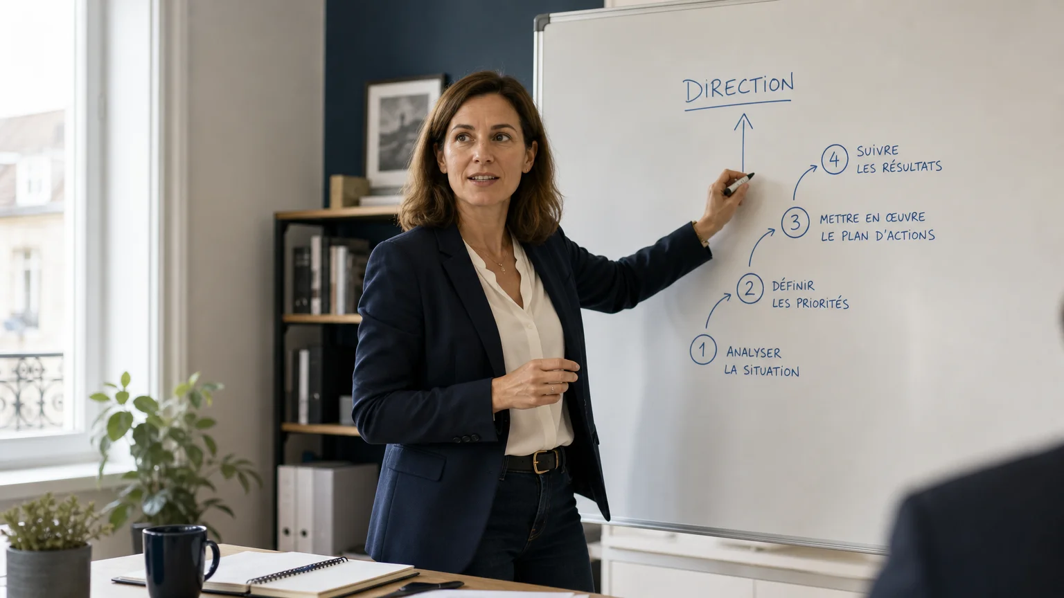 Dirigeante de PME formalisant la vision de son entreprise sur un tableau blanc