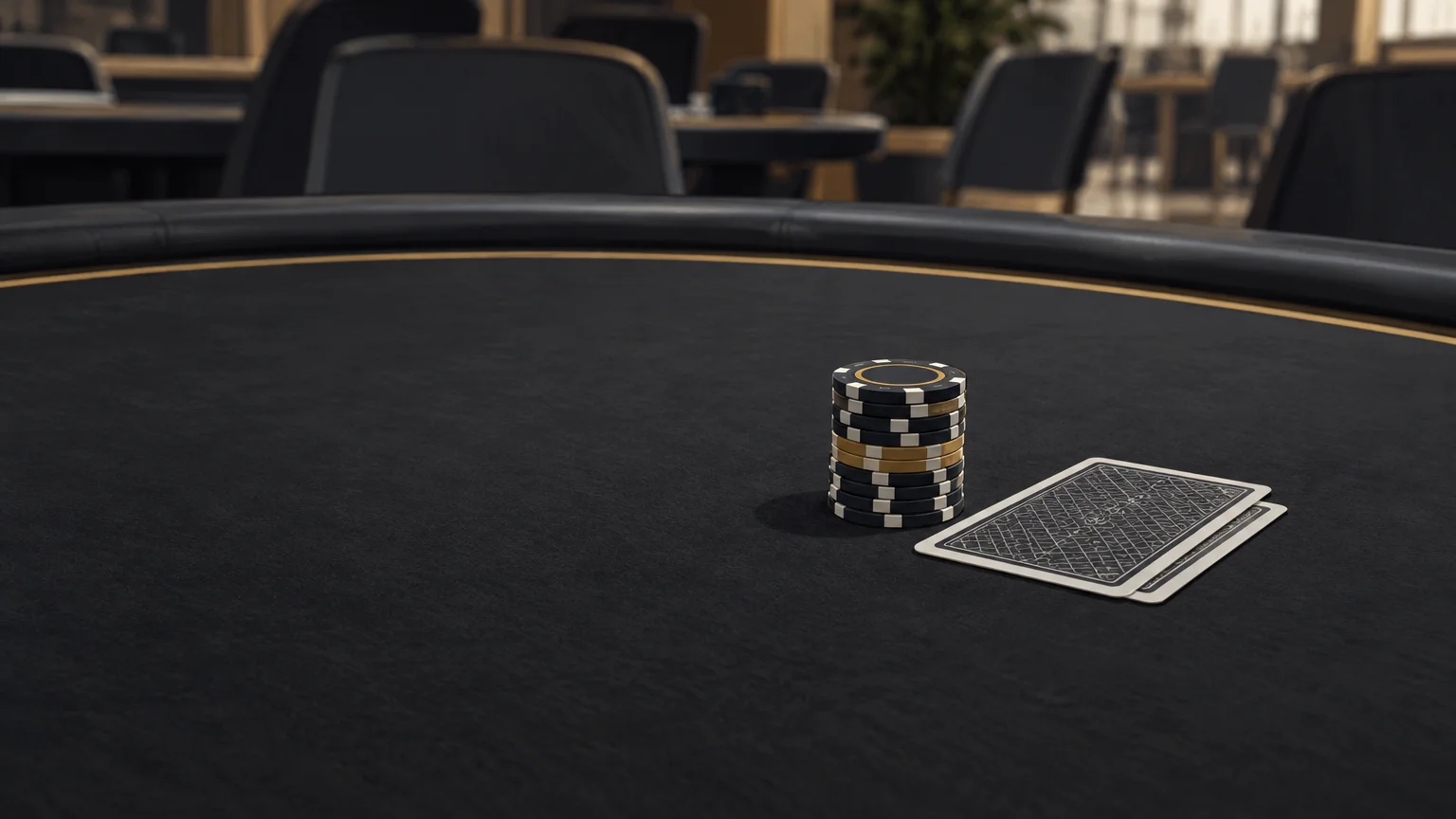 Une pile de jetons et deux cartes fermées sur une table de poker de tournoi.