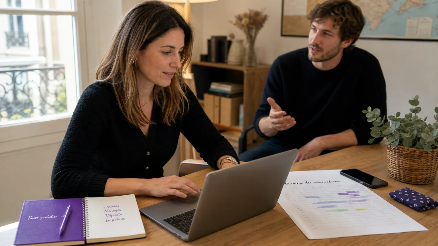 Équipe de conciergerie organisant un parcours marketing automatisé