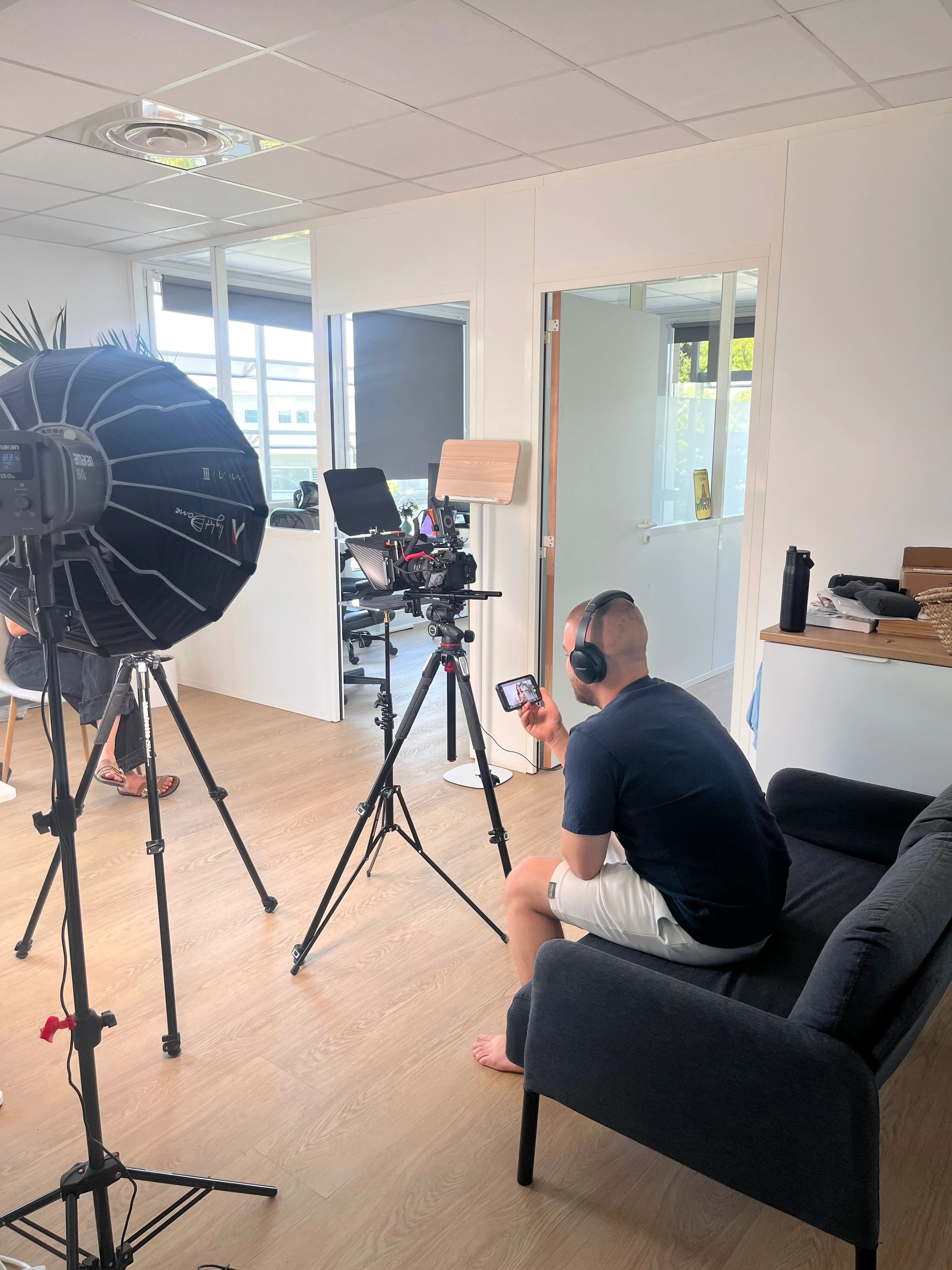 Installation vidéo intérieure avec éclairages et caméras sur trépieds