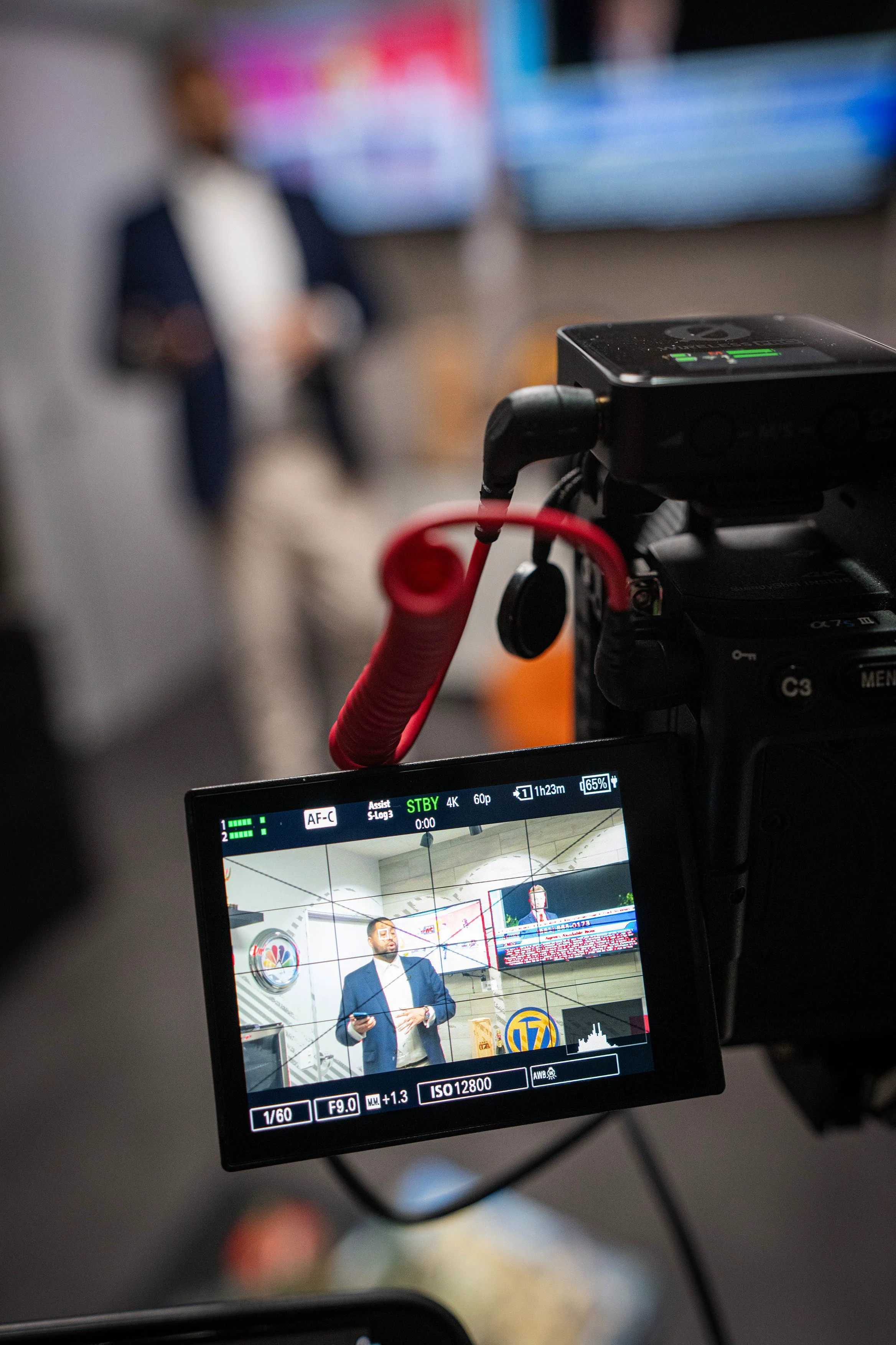 Caméra vidéo professionnelle filmant une présentation en intérieur