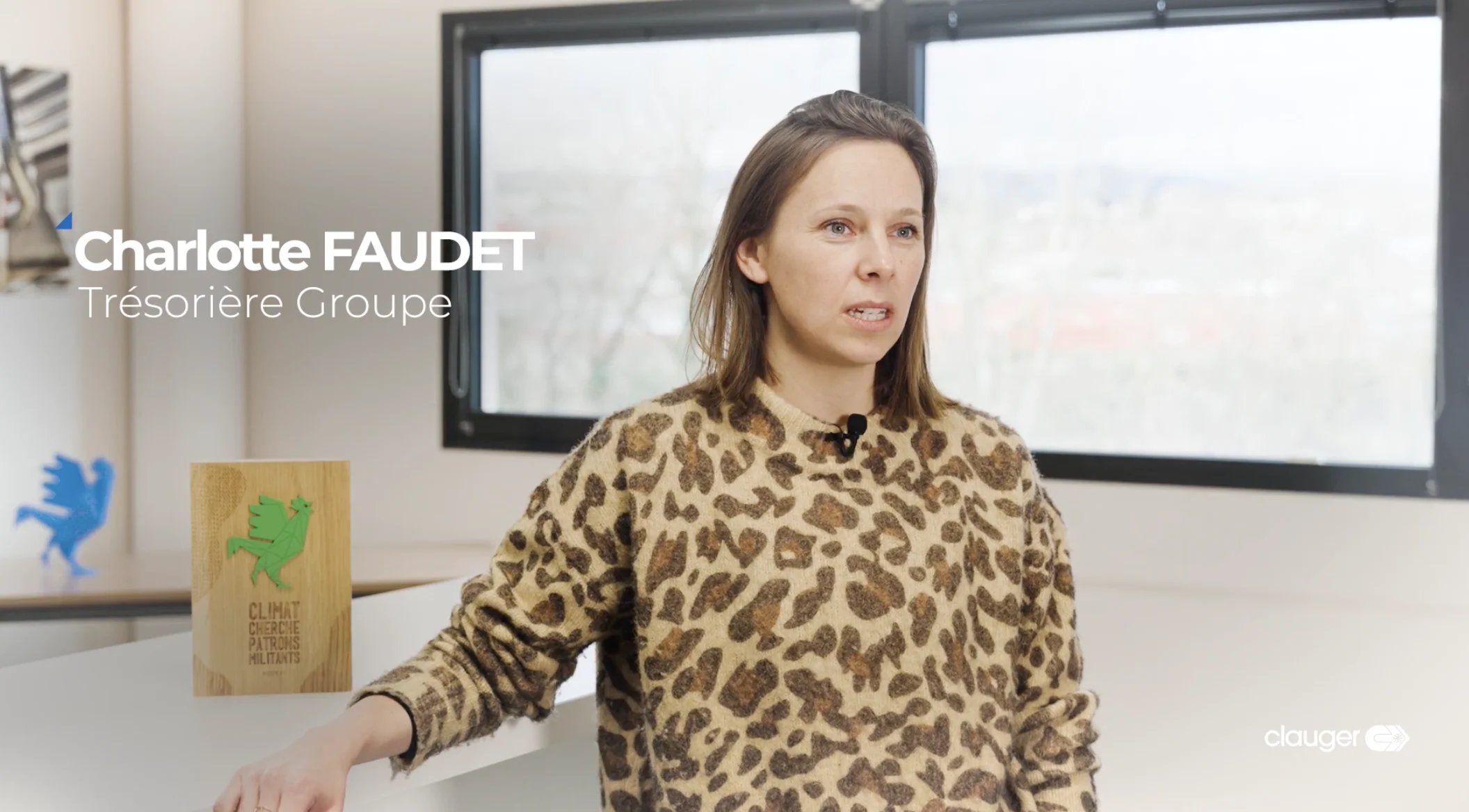 Interview dans un bureau lumineux avec une intervenante et un emballage en carton