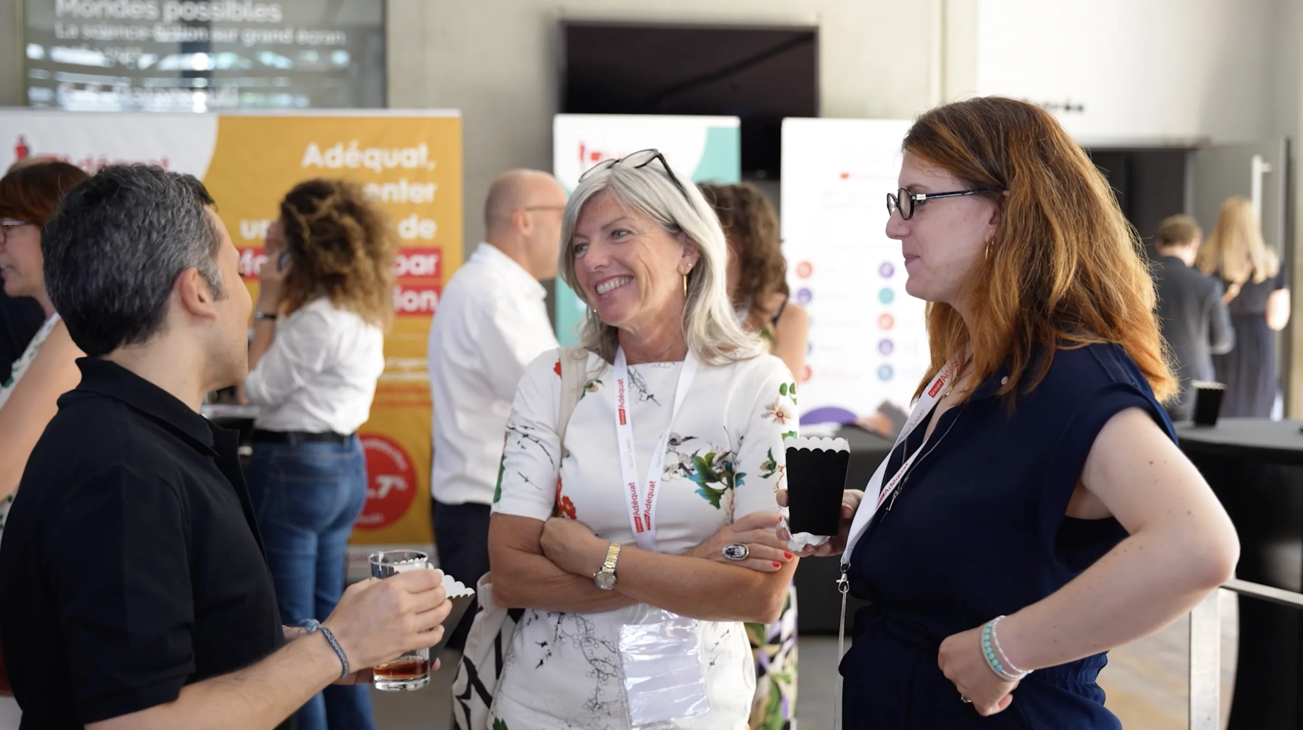 Participants échangeant lors d’un événement professionnel, illustration d’un usage vidéo sur un salon