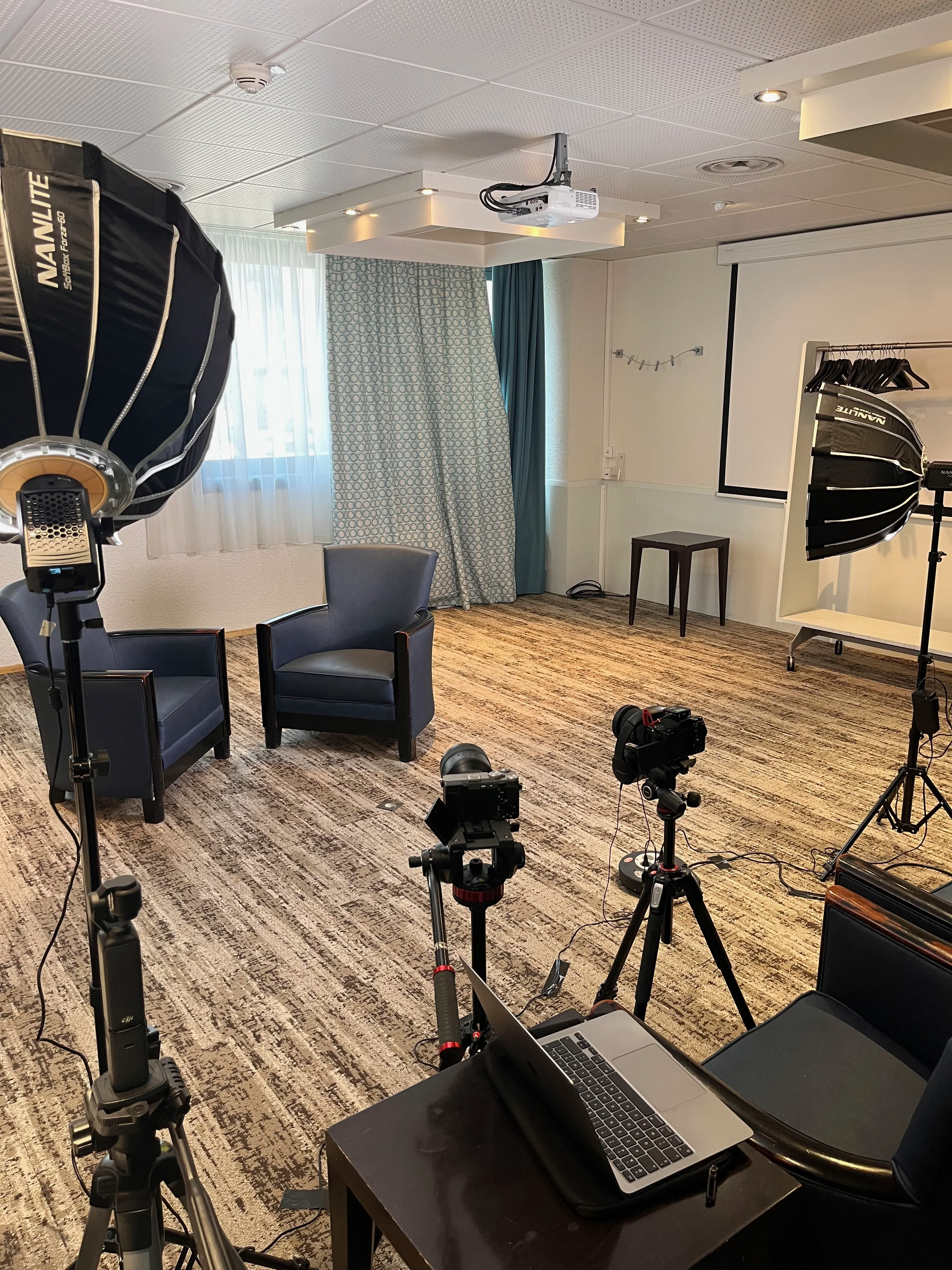 Installation de caméras, éclairages et matériel dans un studio vidéo