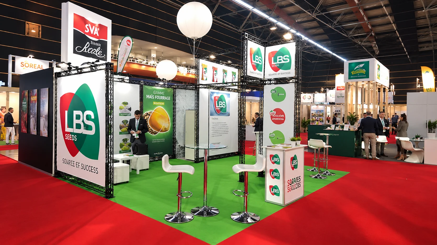 Stand de foire commerciale avec panneaux de marque, présentoirs, tables hautes et visiteurs.