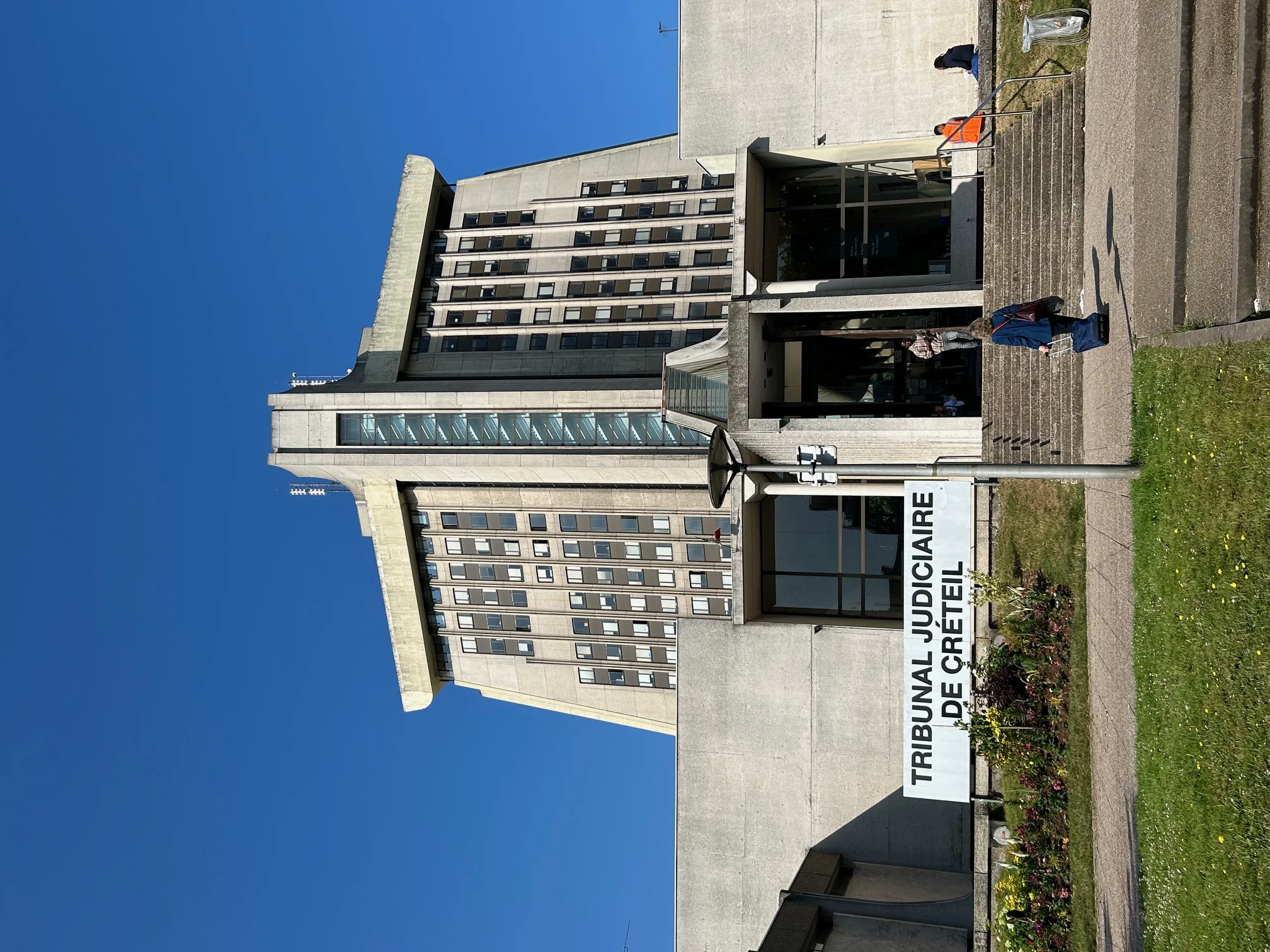 Vue extérieure du Tribunal judiciaire de Rochefort.
