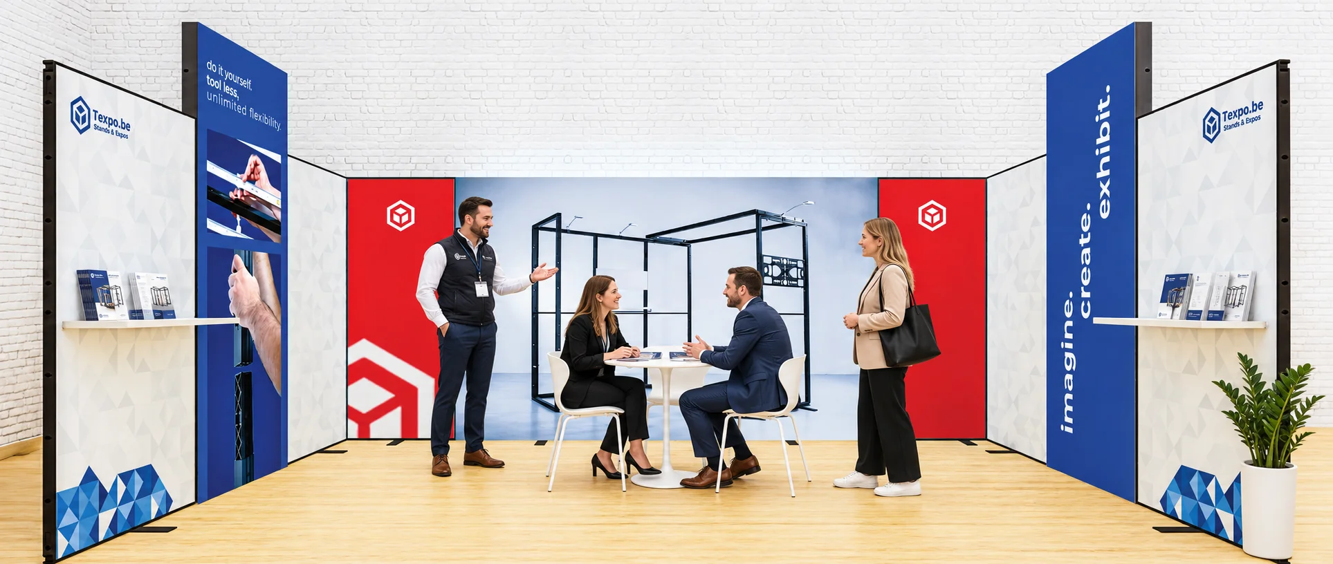 Espace d’exposition bleu, blanc et rouge avec trois personnes autour d’une petite table, présentoirs de brochures et plante.